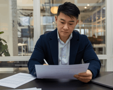 An analyst compares a Chinese financial report to English, using Chinese Translation Services in New York for business.